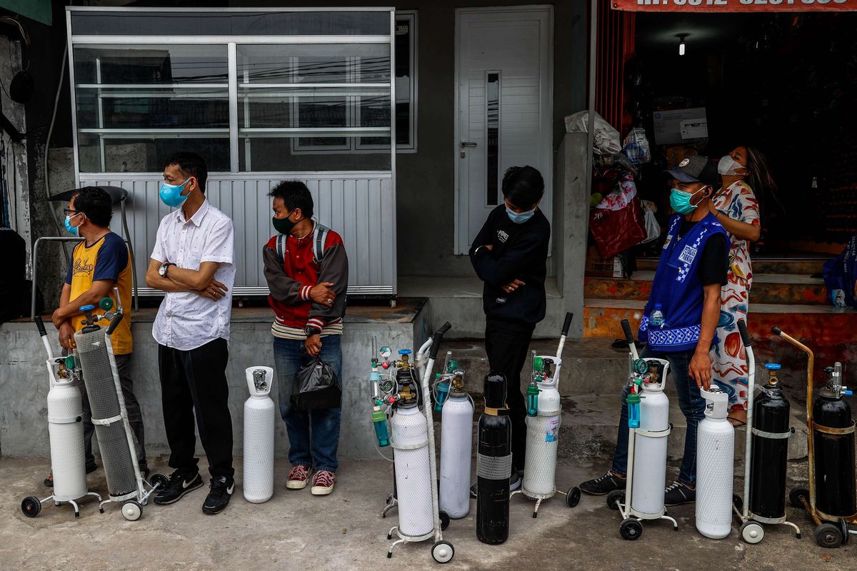 Warga mengantre untuk mengisi ulang tabung gas oksigen di Medical Oxygen di Jalan Minangkabau Timur, Jakarta Selatan, Kamis (1/7/2021). Pedagang mengaku permintaan isi ulang tabung gas oksigen mengalami peningkatan setelah terjadi lonjakan kasus positif Covid-19.