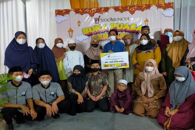 Sebagai bentuk kepedulian kepada sesama, PT Industri Jamu Dan Farmasi Sido Muncul Tbk berbagi kasih bersama 1.000 anak yatim di bilangan Cipete, Jakarta Selatan.