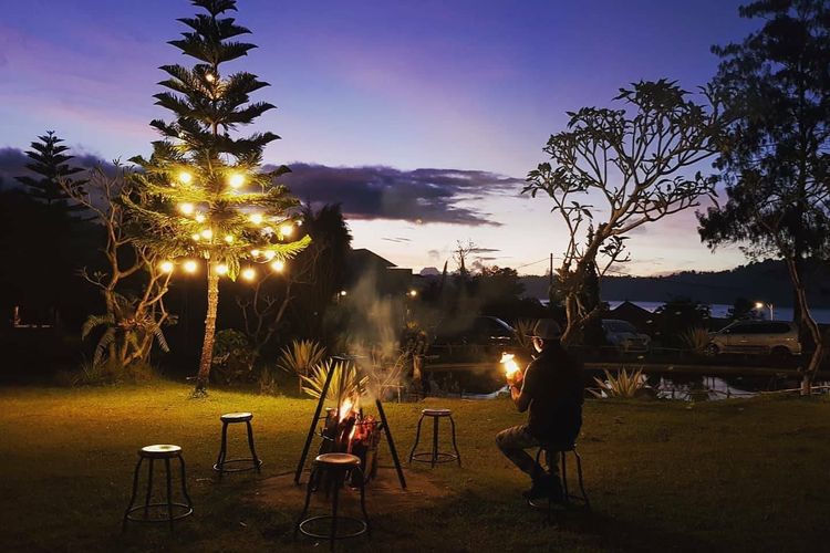 Api unggun saat malam hari di perkemahan Taman Denbukit Bali