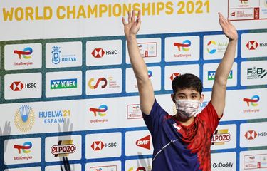 Peraih medali emas, Loh Kean Yew, dari Singapura merayakan di podium setelah memenangkan pertandingan bulu tangkis final tunggal putra Kejuaraan Dunia BWF di Huelva, pada 19 Desember 2021.