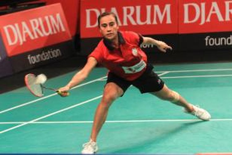 Pebulu tangkis Jaya Raya Jakarta, Bellaetrix Manuputty, berusaha mengembalikan kok saat menghadapi Rina Andrianti dari tim USM Blibli pada babak penyisihan grup Djarum Superliga 2015 di Denpasar, Bali, Minggu (25/1/2015). Bella menang 21-5, 21-19.