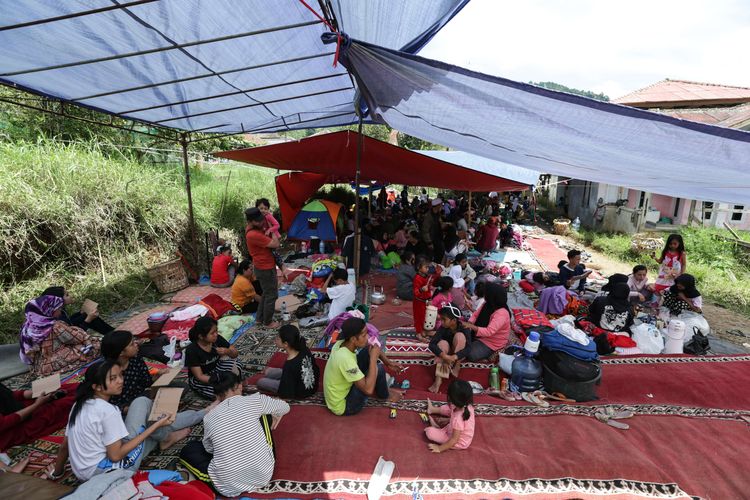 Warga di Kampung Cibeureum Kaler, Desa Cibeureum, Kecamatan Cugenang, Kabupaten Cianjur, Jawa Barat, mengungsi di tenda darurat dampak gempa bumi di Cianjur, Selasa (22/11/2022). Sedikitnya 162 orang meninggal dunia, 326 warga luka-luka, dan 13.784 orang mengungsi akibat gempa bermagnitudo 5,6 di Cianjur.