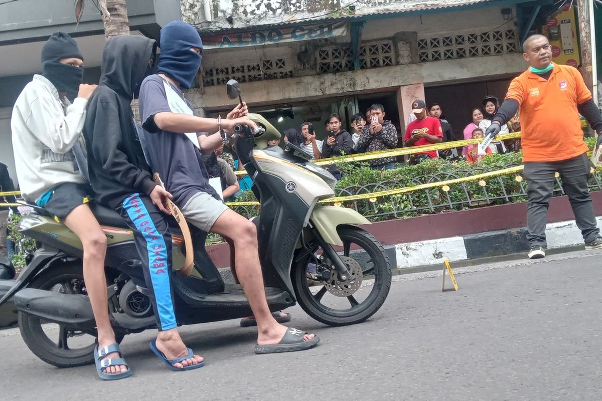 Polisi menggelar pra-rekonstuksi kasus tawuran remaja di Cianjur yang menewaskan seorang remaja.