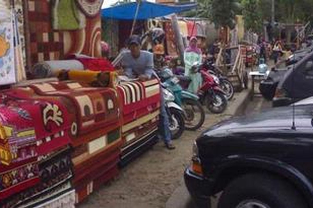 Pedagang menjajakan karpet berkualitas dengan harga terjangkau di Pasar Gembrong, Jakarta Timur, Sabtu (21/8/2010).