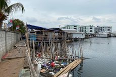 Menengok Kampung Apung di Muara Baru yang Penuh Sampah dan Berbau Busuk 