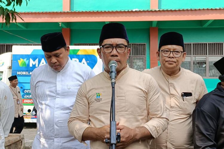 Gubernur Jawa Barat Ridwan Kamil saat berkunjung ke pesantren An-Nur di Jalan KH Muchtar Tabrani, Kaliabang Nangka, Perwira, Bekasi Utara pada Senin (28/11/2022).
