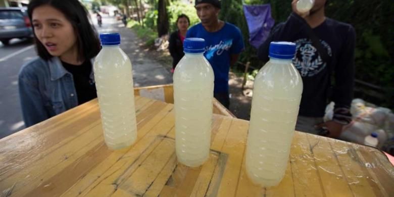 Tuak manis dijajakan di Lombok Timur, Nusa Tenggara Barat, Rabu (18/3/2015). Tuak manis merupakan minuman khas Lombok yang terbuat dari air buah enau.