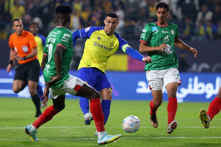 Aksi megabintang asal Portugal Cristiano Ronaldo saat debut bersama Al Nassr. Debut kompetitif Cristiano Ronaldo bersama Al Nassr jatuh dalam laga lanjutan Liga Arab Saudi kontra Al Ettifaq. Laga Al Nassr vs Ettifaq itu berlangsung di Stadion Mrsool Park, Riyadh, Arab Saudi, pada Senin (23/1/2023) dini hari WIB.