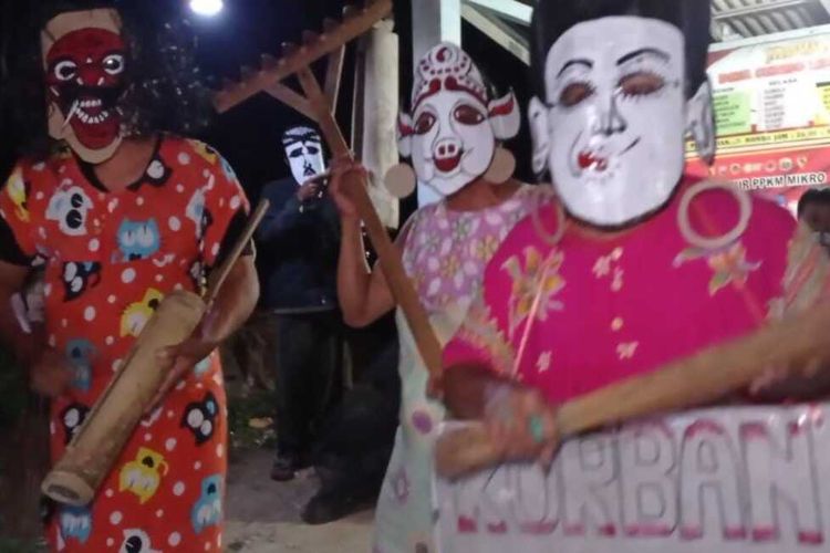 USIR WABAH-Sejumlah warga di Desa Cermo, Kecamatan Kare, Kabupaten Madiun, Jawa Timur menggelar tradisi dongkrek untuk mengusir wabah covid-19 dari bumi Indonesia, Sabtu (24/7/2021) malam.