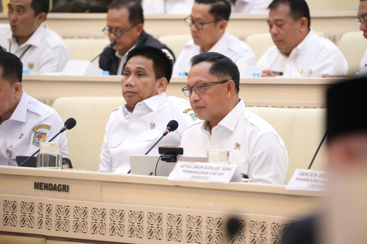 Menteri Dalam Negeri (Mendagri) Muhammad Tito Karnavian  saat menghadiri Rapat Kerja dan Rapat Dengar Pendapat bersama Komisi II DPR RI di Kompleks Parlemen, Senayan, Jakarta, Rabu (3/6/2026).
