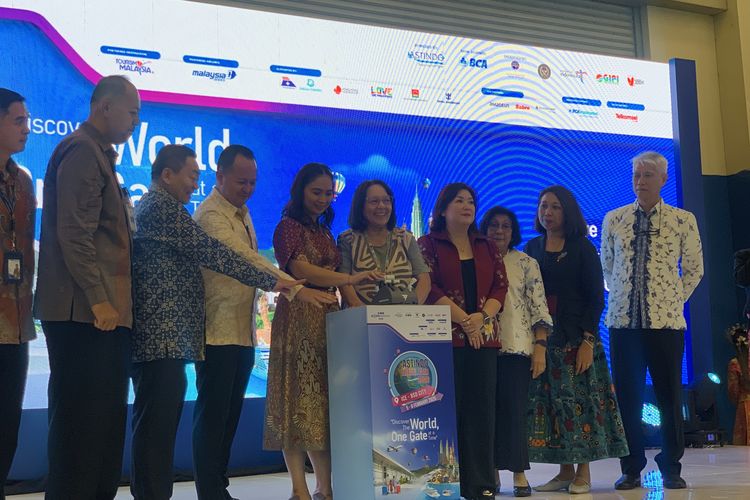 Siap-siap berburu tiket pesawat murah, pameran perjalanan ASTINDO Travel Fair kembali digelar tahun ini. Sebanyak 31 agen perjalanan, 21 maskapai penerbangan, dan delapan organisasi pariwisata nasional dari berbagai negara, hadir di ASTINDO Travel Fair 2026.