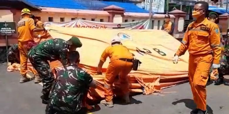 Direktur RSUD Soekardjo Tasikmalaya Wasisto Hidayat, didampingi Komandan Kodim 0612 Tasikmalaya Letkol Inf Imam Wicaksana dan Kalak BPBD Kota Tasikmalaya Ucu Anwar, sedang memantau pembuatan tenda darurat saring awal pasien di depan ruang IGD rumah sakit setempat, Minggu (22/3/2020).