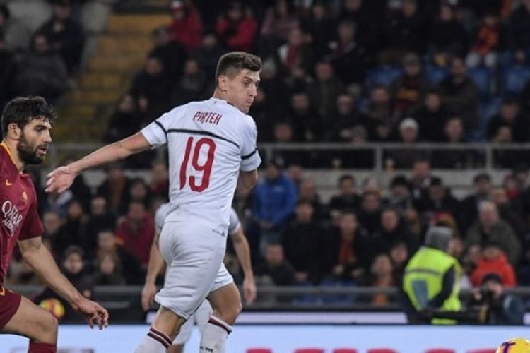 Krzysztof Piatek tengah menyontek bola pada pertandingan AS Roma vs AC Milan di Stadion Olimpico dalam lanjutan Serie A Liga Italia, 3 Februari 2019. 