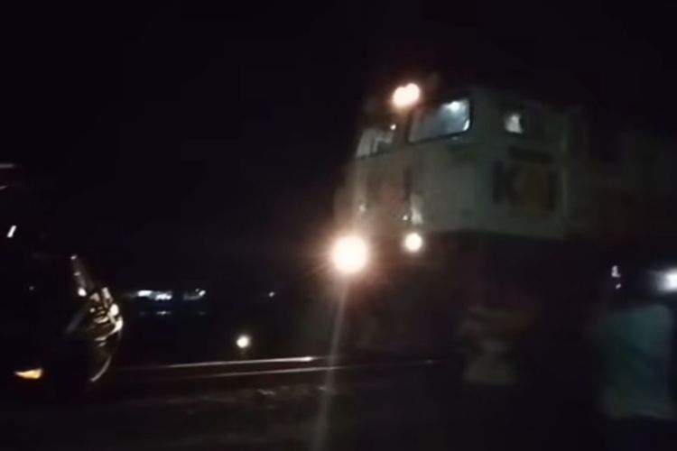 Kereta api 160 Joglosemarkerto dengan relasi Tegal - Semarang terlibat kecelakaan dengan mobil di perlintasan sebidang tidak terjaga KM 40+6 petak Jalan Stasiun Krengseng - Stasiun Weleri Kabupaten Kendal pada Rabu (5/6/2024) malam.