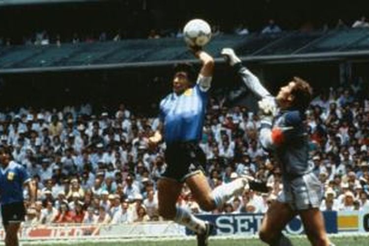 Pemain Argentina, Diego Maradona (tengah), mencetak gol menggunakan tangannya ke gawang Inggris yang dijaga Peter Shilton (kanan), pada babak perempat final Piala Dunia 1986.