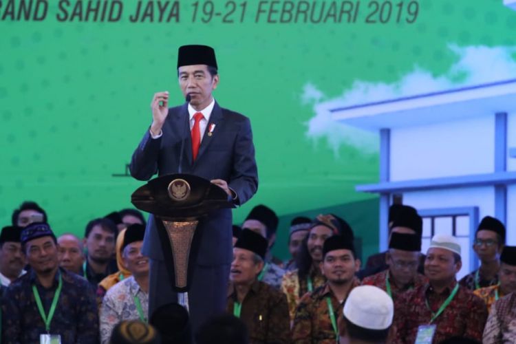 Presiden  Joko Widodo memberikan sambutan dalam acara penandatanganan kerja sama antara Kementerian Ketenagakerjaan dengan pondok pesantren penerima bantuan BLK Komunitas untuk pesantren di Jakarta Rabu (20/2/2019).