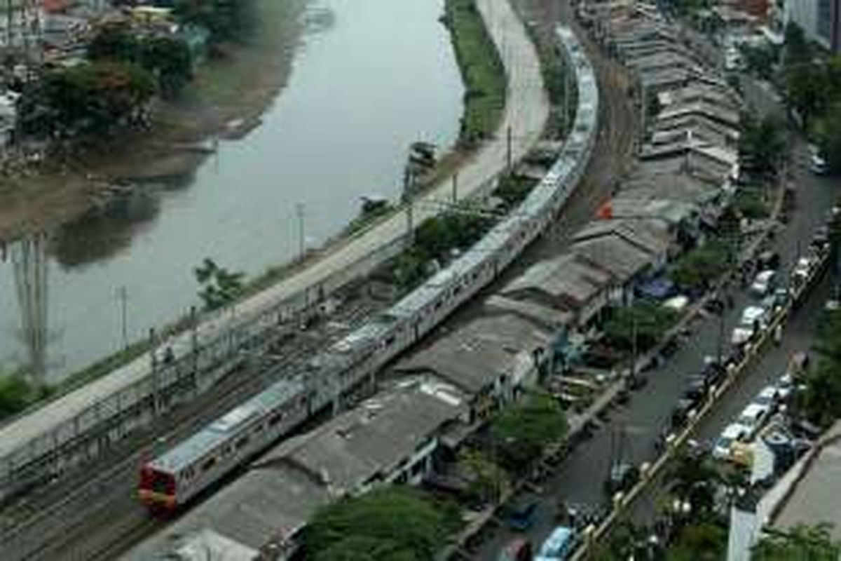 Kereta Rel Listrik (KRL) melintas di samping Kali Banjir Kanal Barat, Tanah Abang, Jakarta, Senin (9/1/2017). PT Kereta Api Indonesia (Persero) menargetkan akan mengganti 900 kereta sebagai program peremajaan armada dalam tiga tahun kedepan, pada tahun 2017 ditargetkan pergantian kereta lama dengan yang baru sebanyak 438 kereta. 