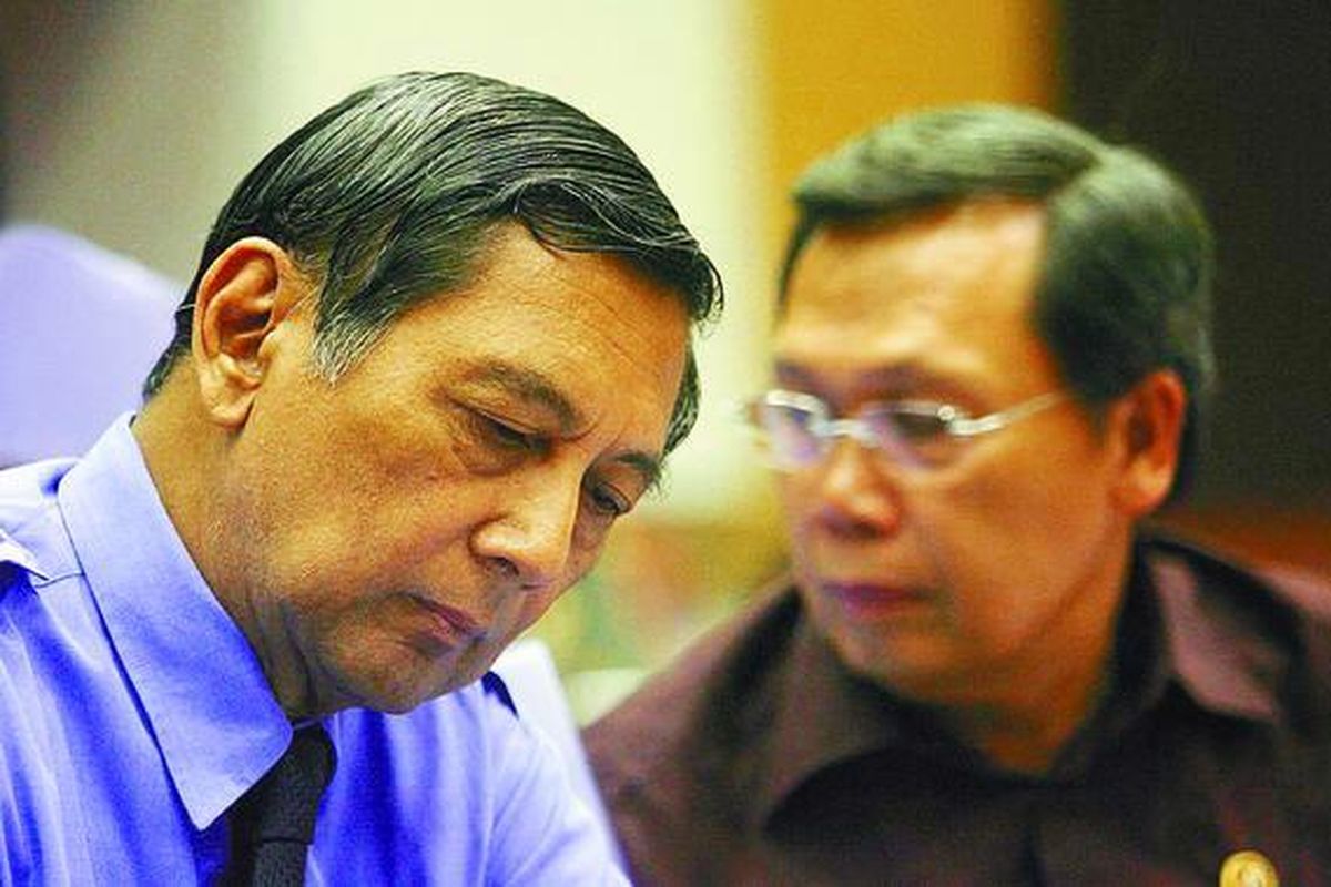 Menteri Pertahanan Juwono Sudarsono (kiri) bersama Menteri Hukum dan HAM Andi Mattalatta mengikuti rapat kerja dengan Komisi I di Gedung DPR, Jakarta, Rabu (28/5) untuk membahas Rancangan Undang- Undang Rahasia Negara.