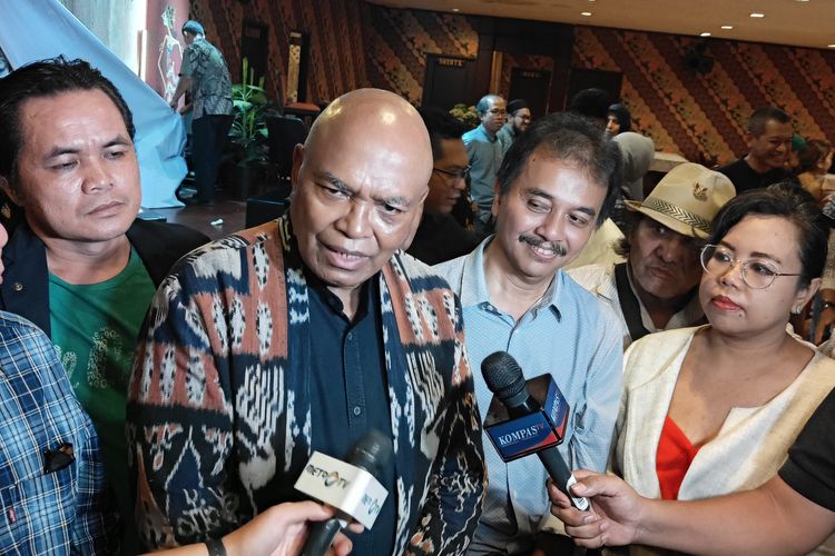Koordinator Tim Pembela Demokrasi Indonesia (TPDI) Petrus Selestinus (tengah) ditemui di kawasan SCBD, Jakarta, Minggu (7/4/2024). 