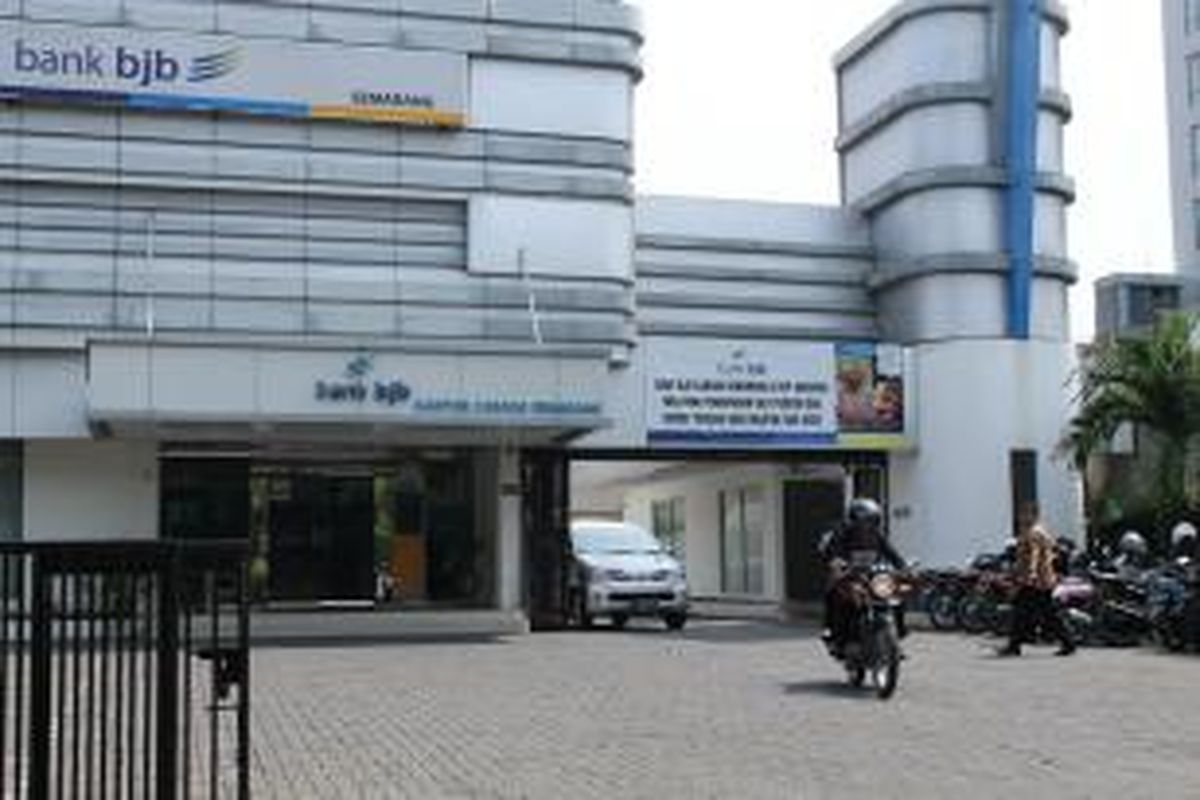 Kantor Bank Jabar-Banten Cabang Semarang, di Jalan Ahmad Yani Nomor 149 Semarang, Jawa Tengah. Dua pegawainya terlibat kasus kredit fiktif senilai Rp 24 Miliar.