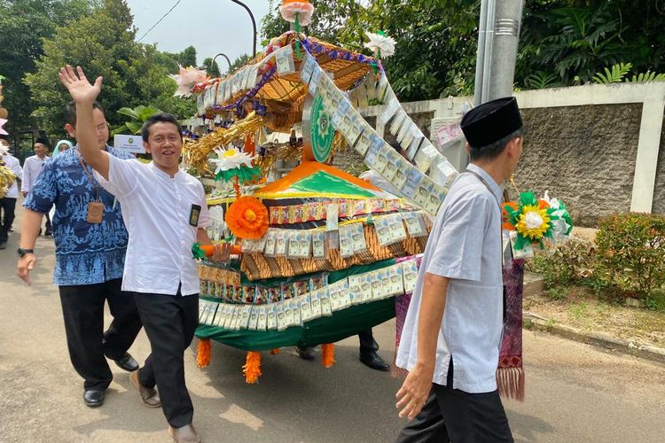 Panjang Mulud adalah tradisi peringatan maulid Nabi Muhammad di Banten.