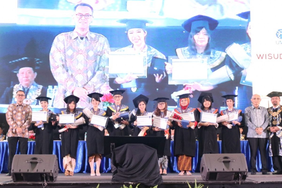 Rektor Universitas Multimedia Nusantara (UMN) Ninok Leksono hari ini (1/12/2018) mewisuda 866 mahasiswa dalam acara Wisuda XIV UMN di Indonesia Convention Exhibition (ICE) BSD-Tangerang. 