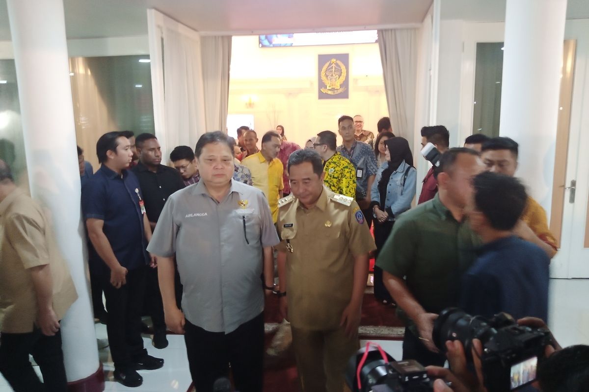 Menteri Koordinator Bidang Perekonomian, Airlangga Hartarto usai bertemu dengan seluruh kepala daerah di Sulsel di Rumah Jabatan (Rujab) Gubernur Sulawesi Selatan (Sulsel) Jl Jenderal Sudirman, Makassar, Kamis (1/2/2024) malam.