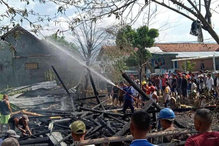 Sejumlah 3 rumah di Sumbawa hangus terbakar pada Rabu (22/11/2023). Diduga kebakaran ini dipicu korsleting listrik.