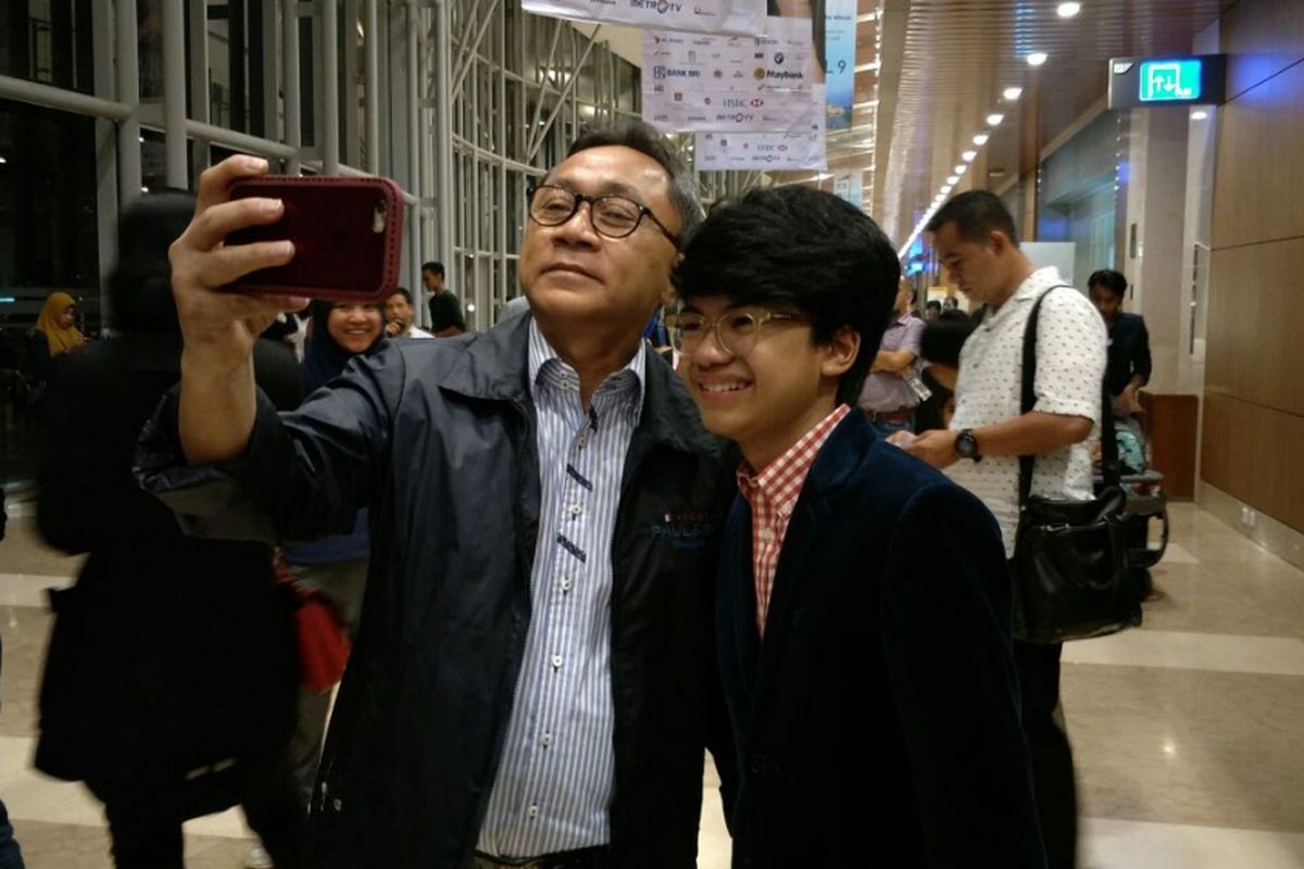 Ketua MPR RI Zulkifli Hasan (kanan) berswafoto dengan pianis muda Joey Alexander di area Indonesia Convention Exhibition (ICE), BSD City, Tangerang, Minggu (12/11/2017).