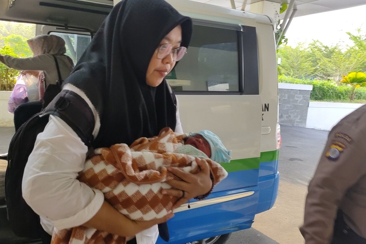 Dinas Sosial, Pemberdayaan Perempuan dan Perlindungan Anak Kulon Progo, DIY, membawa bayi yang diduga dibuang ke jurang.