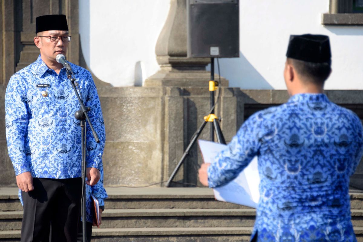 Gubernur Jawa Barat Ridwan Kamil memaparkan beberapa evaluasi otonomi daerah saat upacara peringatan ke-23 Hari Otonomi Daerah tahun 2019 di halaman Gedung Sate, Jalan Diponegoro, Kota Bandung, Kamis (25/4/2019).