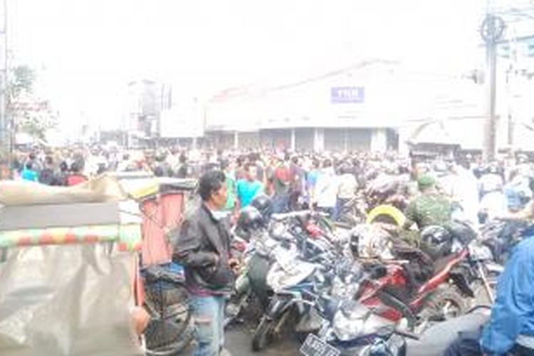 Ribuan warga yang sedang menyaksikan kebakaran pertokoan perbelanjaan KING Store, Bandung.