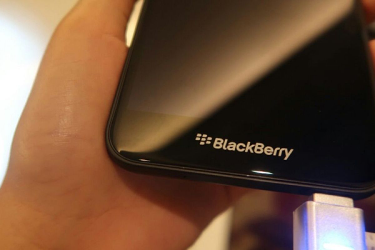 Port USB di BlackBerry Aurora di bagian bawah. Tidak ada tombol Home fisik di bingkainya.