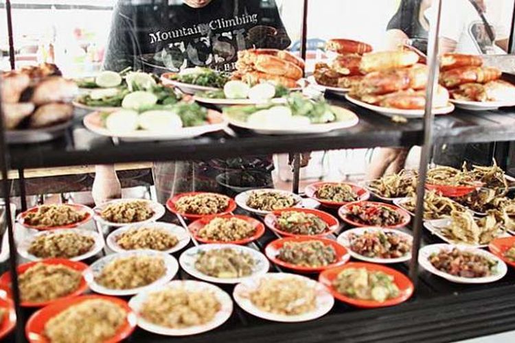 Suasana di Rumah Makan Samba, Palangkaraya, Kalimantan Tengah.