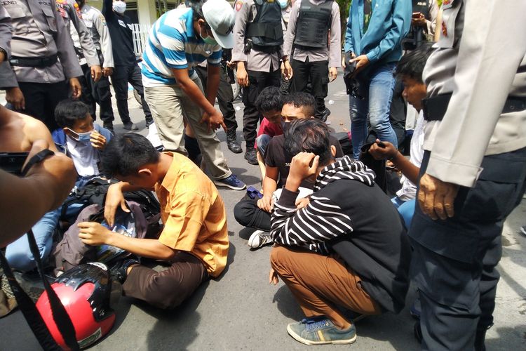 Sejumlah pelajar SMK diamankan petugas dari Kepolisian saat hendak bergabung dengan massa yang menggelar aksi demonstrasi menolak pengesahan UU Omnibus Law, Jumat (9/10/2020). Jumat pagi, ratusan mahasiswa menggelar aksi demonstrasi di depan Gedung DPRD Jombang, Jawa Timur.