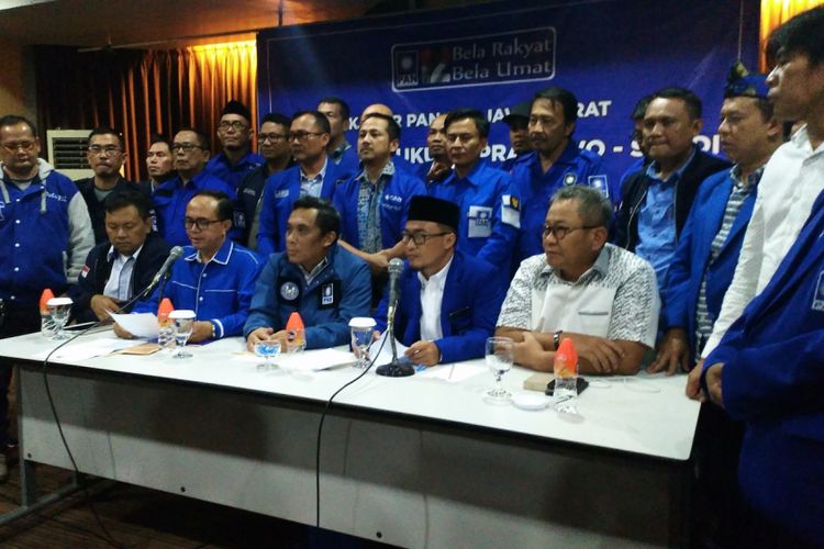 Dewan Pimpinan Wilayah (DPW) Partai Amanat Nasional (PAN) Jawa Barat menggelar konferensi pers menanggapi marak beredarnya spanduk liar yang menyatakan dukungan kader PAN kepada Pasangan Calon Presiden dan Calon Wakil Presiden nomor urut 01 Jokowi-Ma’ruf Amin di beberapa wilayah di Jawa Barat belakangan ini. 