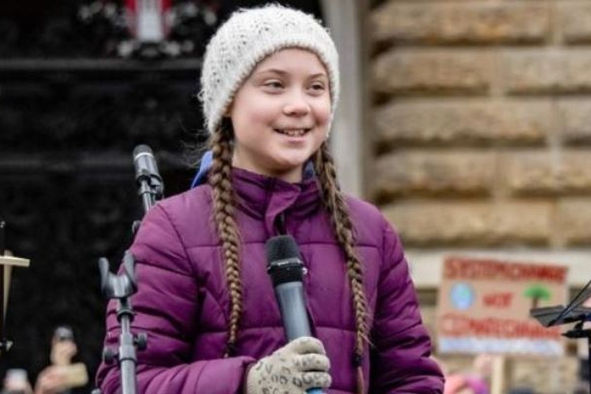 Aktivis lingkungan asal Swedia Greta Thunberg (16) berbicara di atas panggung saat demonstrasi murid yang menyerukan perlindungan iklim pada Jumat (1/3/2019) di depan balai kota di Hambourg, Jerman. (AFP/Alex Heimken)