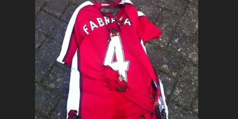 Fans Arsenal membakar seragam milik Fabregas sebagai ungkapan kekecewaaan atas langkah gelandang asal Spanyol itu bergabung dengan Chelsea. 
