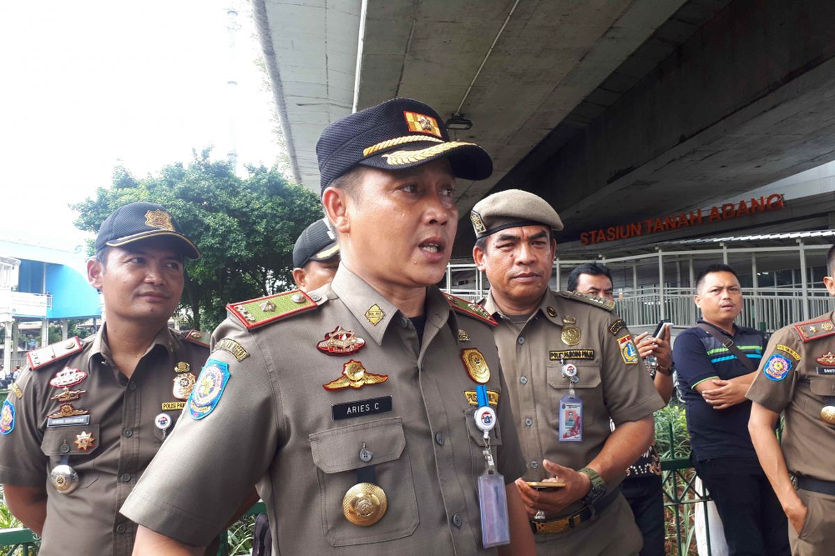 Kasatpol Tanah Abang Aries Cahyadi saat melakukab penjagaan di kawasan Tanah Abang dibantu aparat kepolisian Polsek Tanah Abang.