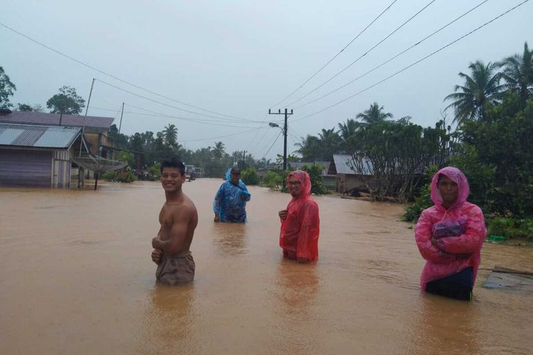 Banjir di salah satu daerah di Kabupaten Mandailing Natal (Madina), Sabtu (18/12/2021). Sedikitnya ribuan rumah dan bangunan terendam akibat banjir dan longsor yang melanda 16 Kecamatan di Mandailing Natal.