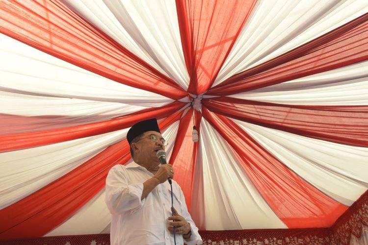 Calon wakil presiden Jusuf Kalla saat kampanye di Sigli, Kabupaten Pidie, Nanggroe Aceh Darussalam, Kamis (5/6/2014). Jika terpilih bersama Joko Widodo untuk memimpin bangsa ini, JK berjanji akan merealisasikan kesepakatan dalam perjanjian Helsinki yang belum dapat dijalankan. Kampanye tersebut juga dihadiri mantan Menteri Pertahanan Gerakan Aceh Merdeka Zakaria Saman, Ketua Partai Nasdem Surya Paloh, dan artis Christine Hakim.