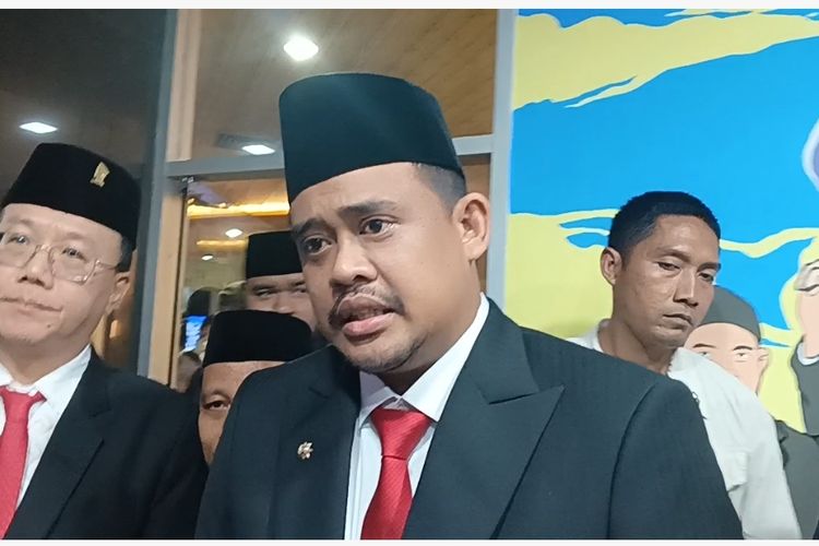 Walikota Medan Bobby Nasution saat diwawancarai wartawan soal parkir berlangganan di DPRD Kota Medan, Senin (1/7/2024))