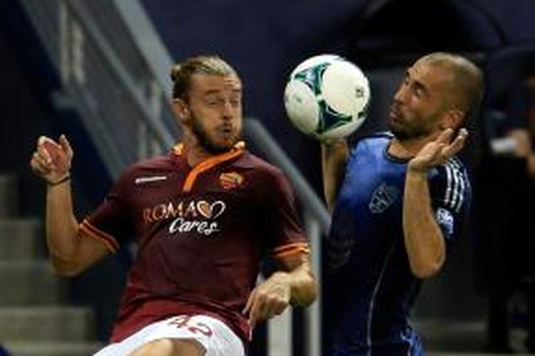 Pemain AS Roma, Fedreico Balzaretti (kiri), berduel dengan pemain MLS All-Stars, Marco DiVaio, dalam pertandingan persahabatan di Sporting Park, 31 Juli 2013. AS Roma menang 3-1.