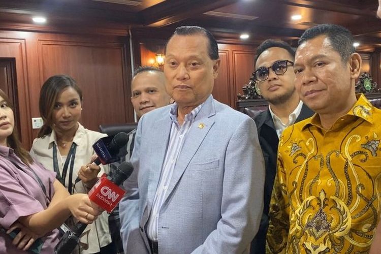 Ketua Mahkamah Kehormatan Dewan (MKD) DPR Adang Daradjatun (tengah) saat jumpa pers soal anggota DPR diduga main judi online, Selasa (2/7/2024).