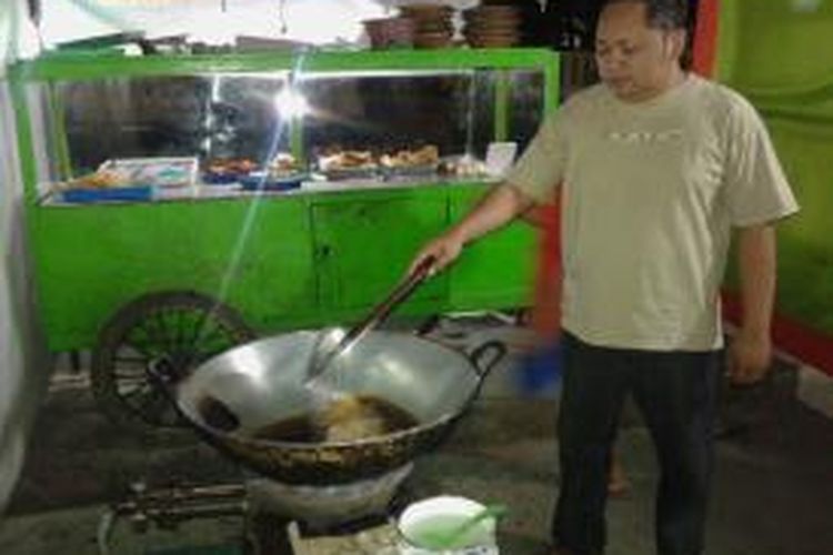 Bayu Prihartanto saat berada di warung kaki lima penyetan miliknya.