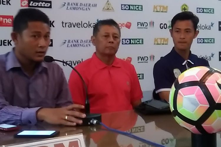 Rio Pratama (kanan) dan pelatih Persela Heri Kiswanto (tengah), dalam jumpa pers sebelum pertandingan kontra PSM Makassar.