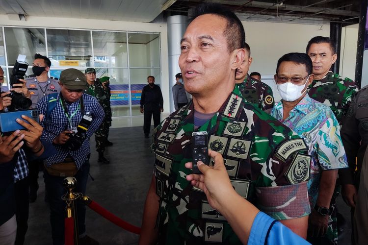 Panglima TNI Andika Perkasa memberikan keterangan pers terkait situasi keamanan di Sulteng, Jumat (13/5/2022). 