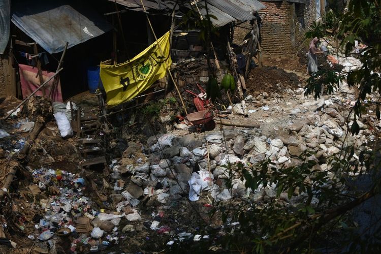 Penampakan lahan buatan dan rumah di bantaran Kali Ciliwung, Jakarta Timur, Rabu (14/8/2019)