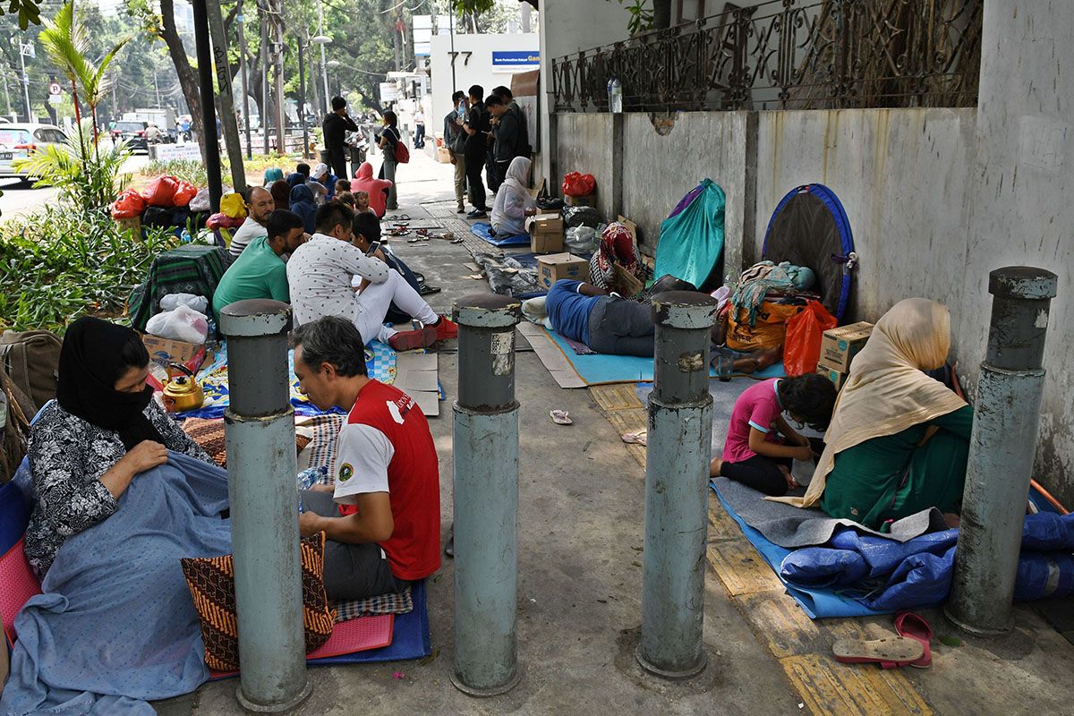 Sejumlah pencari suaka menempati trotoar di dekat kantor Komisioner Tinggi PBB untuk Pengungsi (UNHCR), Jalan Kebon Sirih, Jakarta Pusat, Selasa (17/9/2019). Puluhan pencari suaka yang berasal dari sejumlah negara itu menempati trotoar untuk meminta tolong kepada UNHCR agar memberikan tempat tinggal dan kebutuhan hidup sehari-hari setelah bantuan-bantuan dihentikan pemberiannya di tempat penampungan sementara mereka sebelumnya di Kalideres, Jakarta Barat.