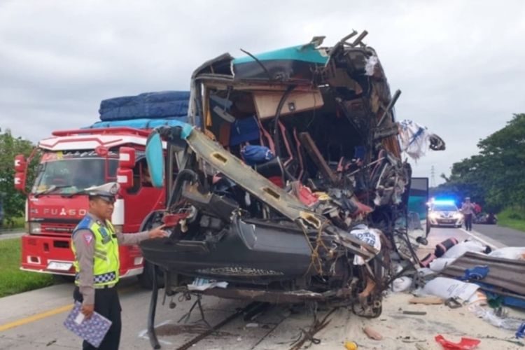 Dokumentasi Satlantas Polresta Cirebon Jawa Barat pada proses penanganan laka lantas di Km 186.200 Tol Cipali Desa Kempek, Kecamatan Gempol, Kabupaten Cirebon, Jawa Barat, Sabtu (25/2/2023)